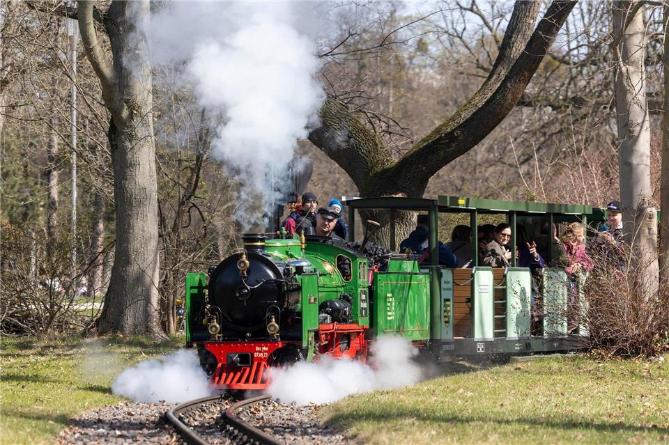Am Mittag dreht die Parkeisenbahn ihre erste Runde der Saision durch den Großen Garten.Daniel Wagner/dpa