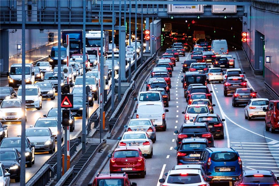 Am Mittleren Ring - hier am Tunnel Heckenstallerstraße - gibt es auch ohne Bauarbeiten oft Stau. (Symbolbild)Matthias Balk/dpa