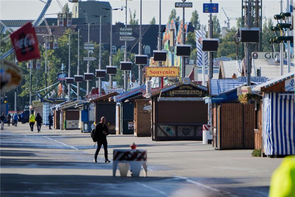 Am Mittwoch blieb die Wiesn lange leer - der Gastgewerbeverband Dehoga bringt nun einen Extra-Tag ins Spiel.Matthias Schrader/AP/dpa