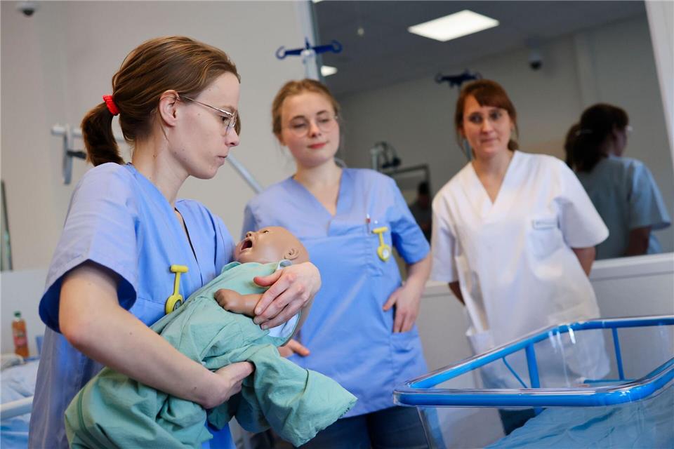 Am Mittwoch eröffnete die Hochschule mit dem „HealthLab“ einen interaktiven Übungsraum für Studierende. Frank Molter/dpa