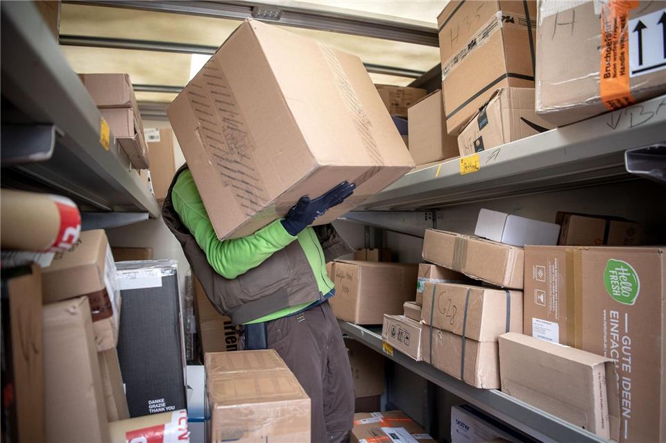 Am Mittwoch führte der Zoll eine bundesweite Kontrollaktion in der Paketbranche durch. (Symbolbild)Sina Schuldt/dpa
