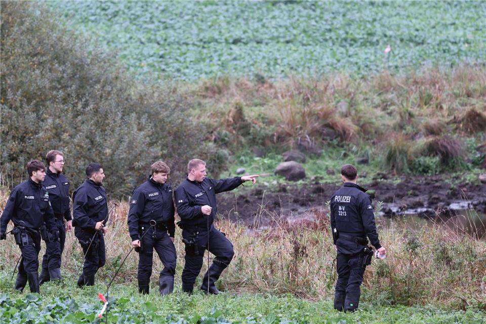 Obduktion: Totes Kind wurde Opfer von Gewaltverbrechen Am Mittwoch hatten Polizisten vor allem das Umfeld eines Tümpels penibel abgesucht.Bernd Wüstneck/dpa