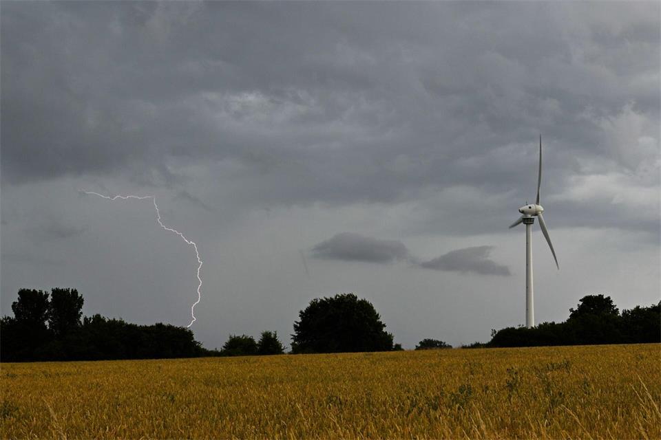 Am Mittwoch sind in Niedersachsen und Bremen auch Gewitter möglich. (Symbolbild)Julian Stratenschulte/dpa