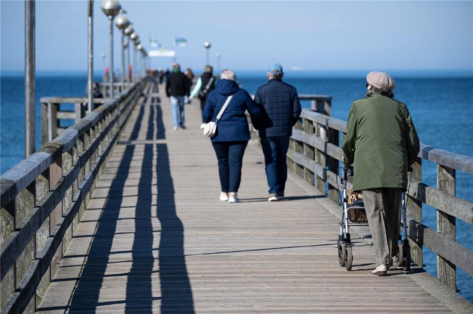Am Mittwoch soll der Himmel größtenteils klar bleiben, die Menschen im Nordosten können viel Sonnenschein genießen. (Symbolbild)Philip Dulian/dpa