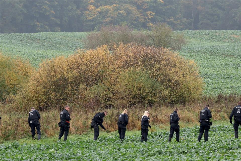 Totes Kind nahe Güstrow - Obduktionsergebnis erwartet Am Mittwoch suchte die Polizei im erweiterten Umfeld des Fundortes einer Kinderleiche nach Spuren.Bernd Wüstneck/dpa
