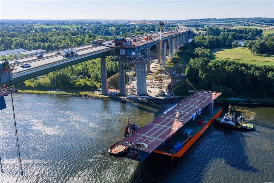 Am Mittwochabend brachte ein Ponton das Mittelstück auf dem Kanal in Position.Bodo Marks/dpa