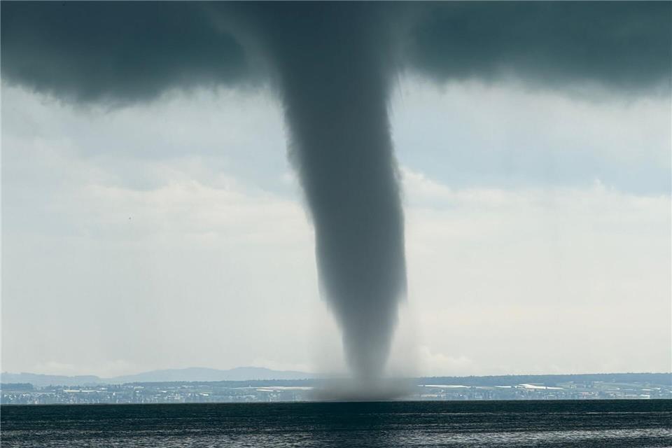 Am Mittwochmittag hat sich ein Tornado auf dem Bodensee vor Friedrichshafen gebildet. Kraus/swd-medien/dpa