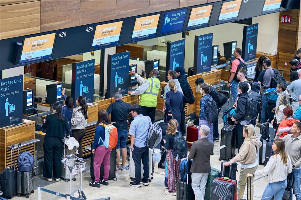 Am Montag bildeten sich lange Schlangen am BER. Der Flughafen ist von einem Cyberangriff auf einen IT-Dienstleister betroffen. Michael Ukas/dpa