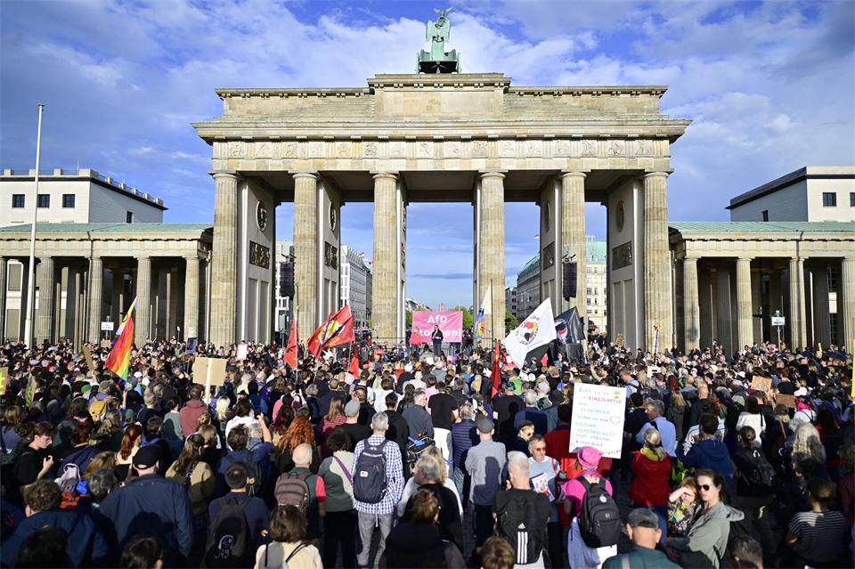 Am Montag demonstrierten in Berlin Menschen gegen die AfD.Fabian Sommer/dpa