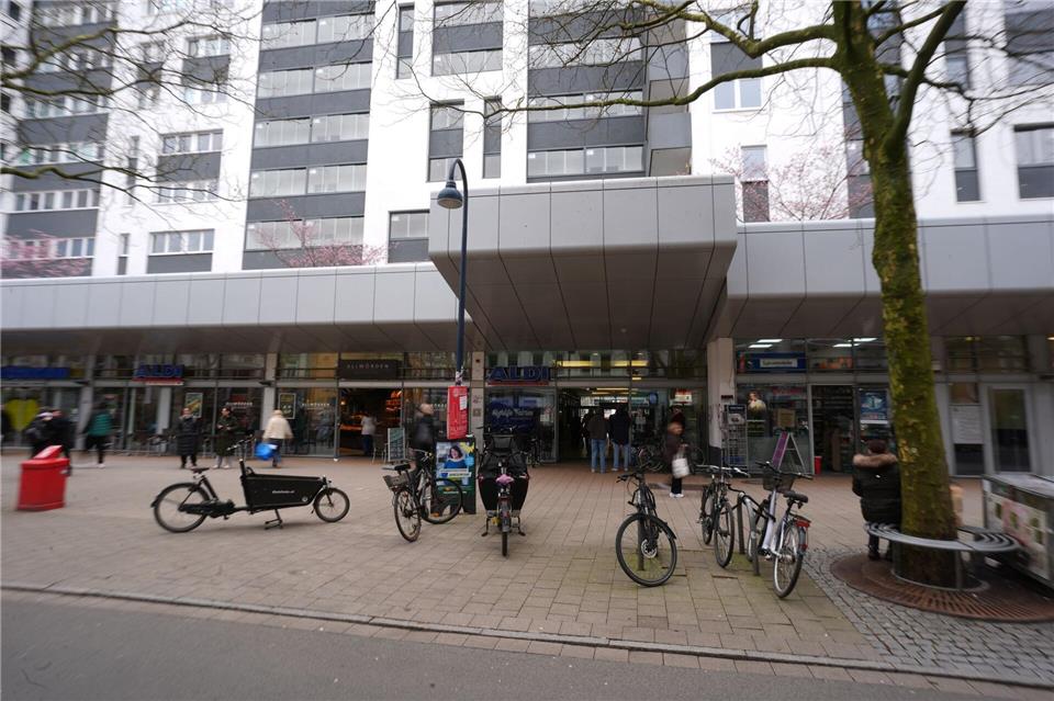 Am Montag hat sich ein Wolf in die Einkaufpassage in Hamburg-Altona verirrt und am Ende eine Frau verletzt.Marcus Brandt/dpa