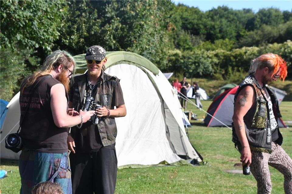 Am Montag ist auf Sylt das Punk-Protestcamp gestartet. Lea Albert/dpa