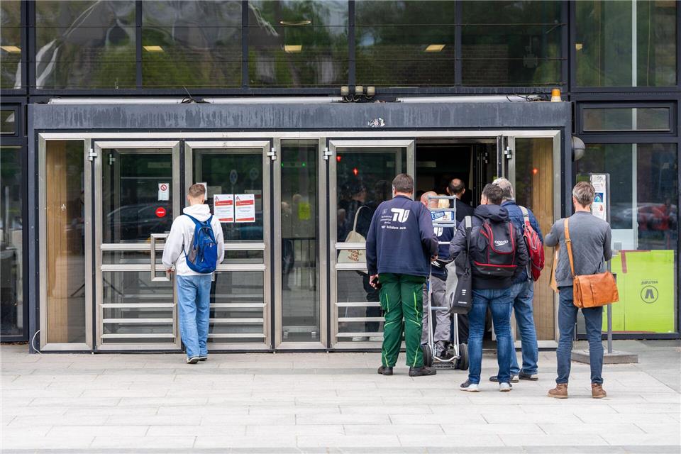 Am Montag können TU-Mitarbeiter schnell noch das Büro räumen. Soeren Stache/dpa