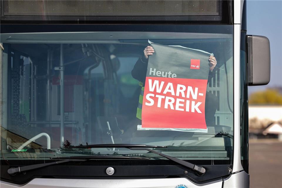 Am Montag müssen sich Fahrgäste von Bussen und Straßenbahnen auf Ausfälle einstellen. (Archivbild)Jan Woitas/dpa