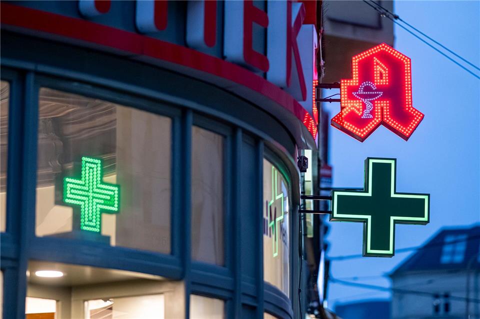 Am Montag öffnen Notdienst-Apotheken in Berlin. (Symbolbild)Fabian Sommer/dpa