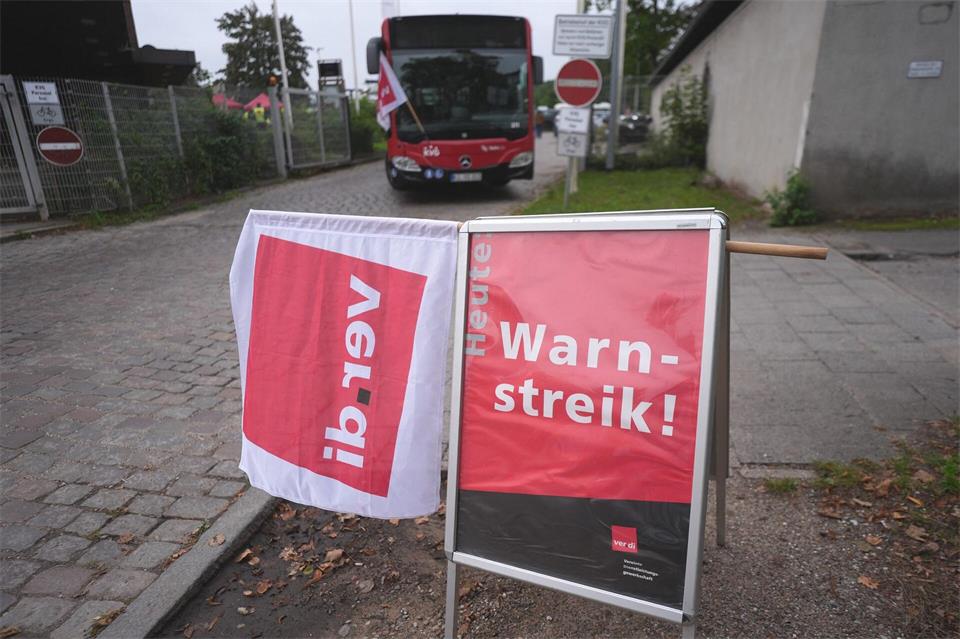 Am Montag sind die Beschäftigten der Stadtbusse in den vier kreisfreien Städten in Schleswig-Holstein zum Warnstreik aufgerufen. (Archivbild)Marcus Brandt/dpa