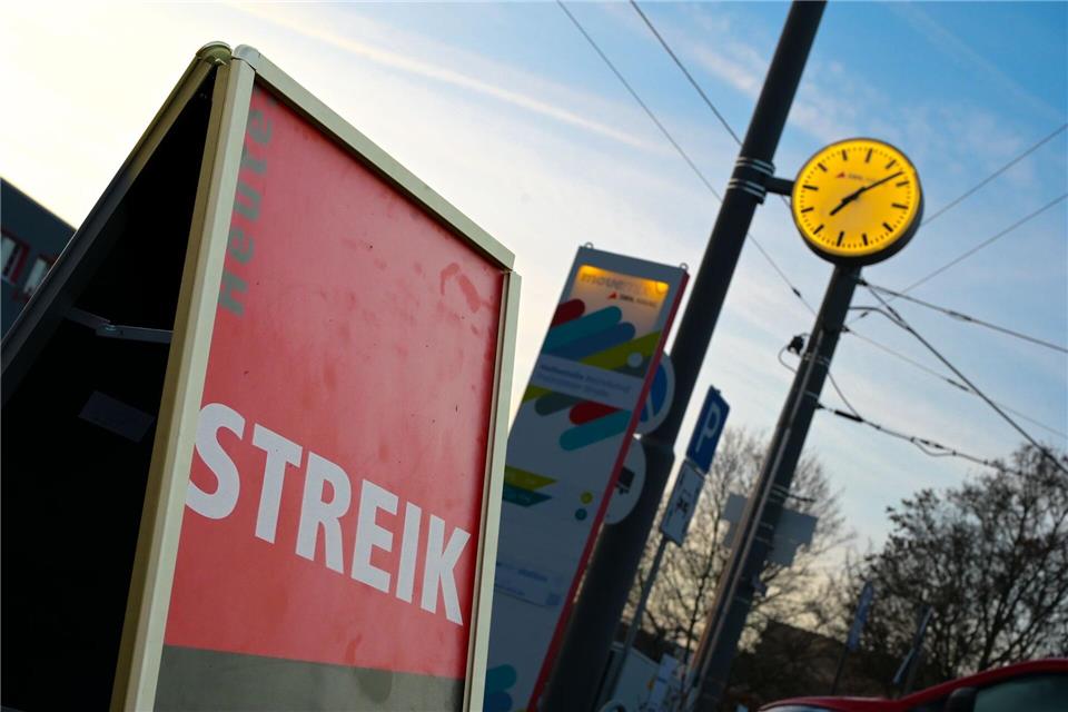 Am Montag soll der ÖPNV in Halle mit Betriebsbeginn wieder rollen. (Archivfoto)Heiko Rebsch/dpa