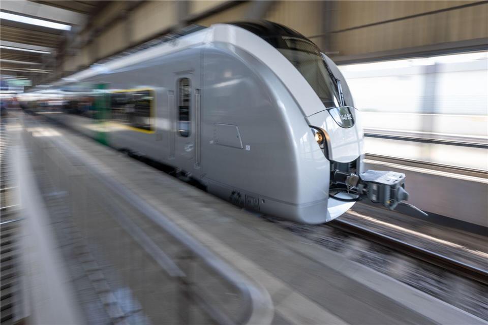 Am Montag soll erstmals ein Akkuzug fahrplanmäßig auf der Strecke Leipzig-Chemnitz rollen (Archivbild)Hendrik Schmidt/dpa