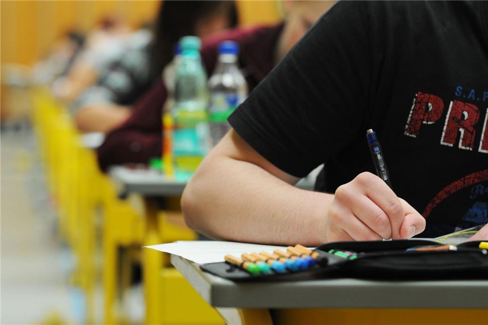Am Montag starten die Abi-Klausuren, am Dienstag die P10-Prüfungen in Brandenburg. (Symbolbild)Armin Weigel/dpa