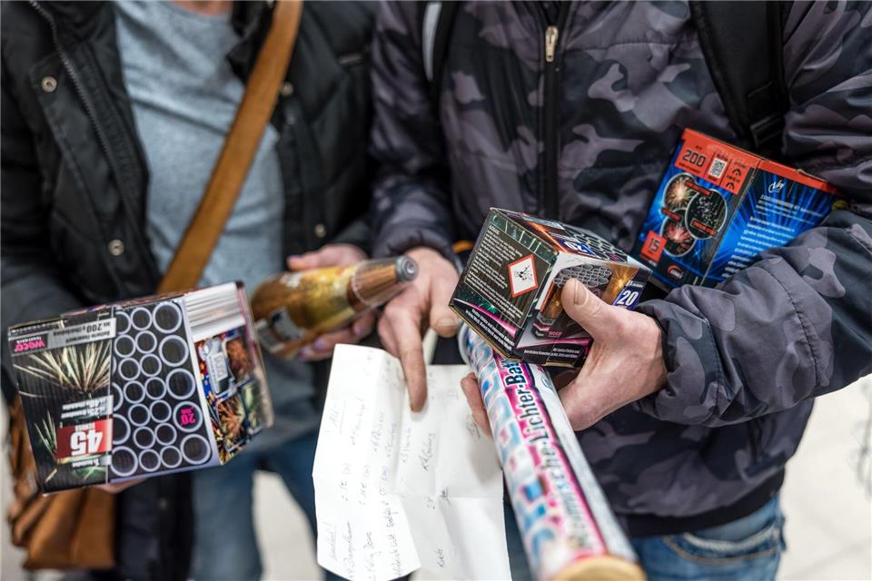 Am Montag startet der Verkauf von Silvesterfeuerwerk offiziell. (Archivbild)Frank Hammerschmidt/dpa