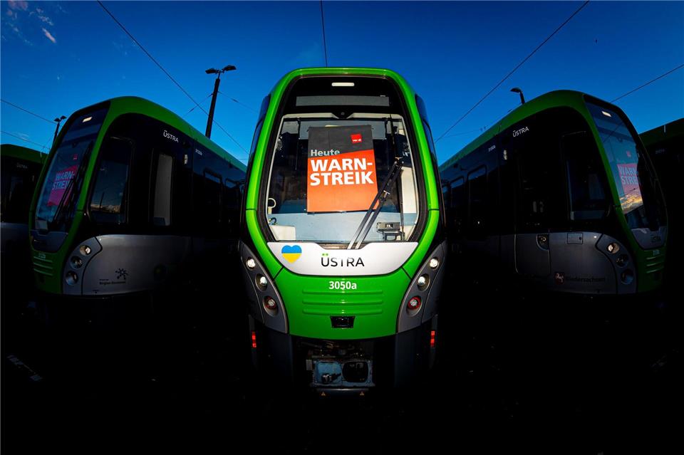 Am Montag und Dienstag stehen die Stadtbahnen in Hannover still. (Archivbild)Moritz Frankenberg/dpa