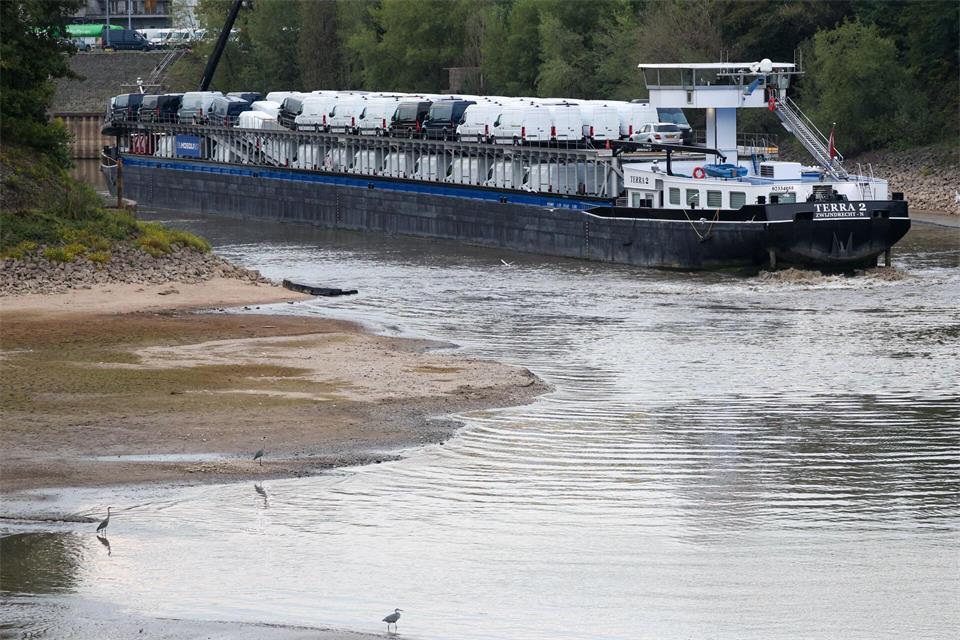 Am Montagabend hat sich wegen des extrem niedrigen Pegelstands ein Frachtschiff im Düsseldorfer Hafen festgefahren.Christoph Reichwein/dpa