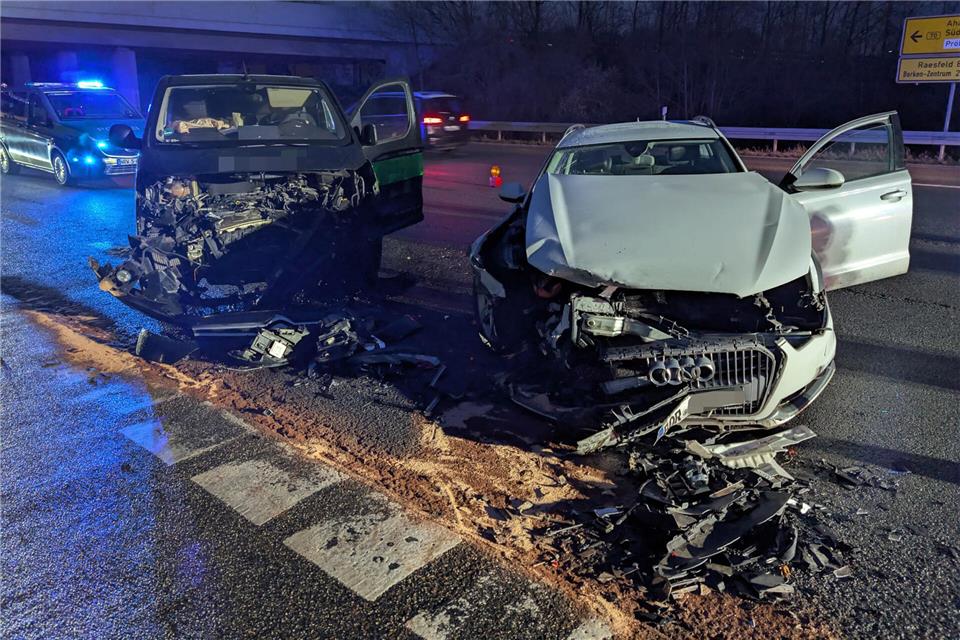 Am Montagmorgen sind zwei Autos auf der B70 zusammengeprallt.
