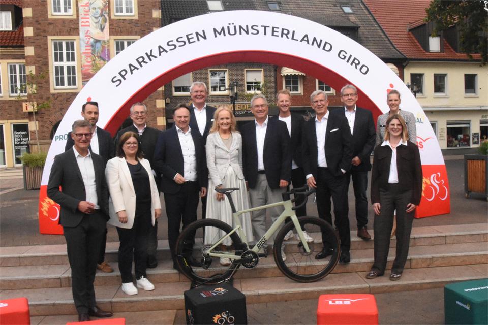 Am Montagnachmittag wurde der Ablauf des 20. Sparkassen Münsterland Giro, der am 3. Oktober in der Kreisstadt startet, vorgestellt. Mit dabei war auch Borkens Bürgermeisterin Mechtild Schulze Hessing (mitte). 