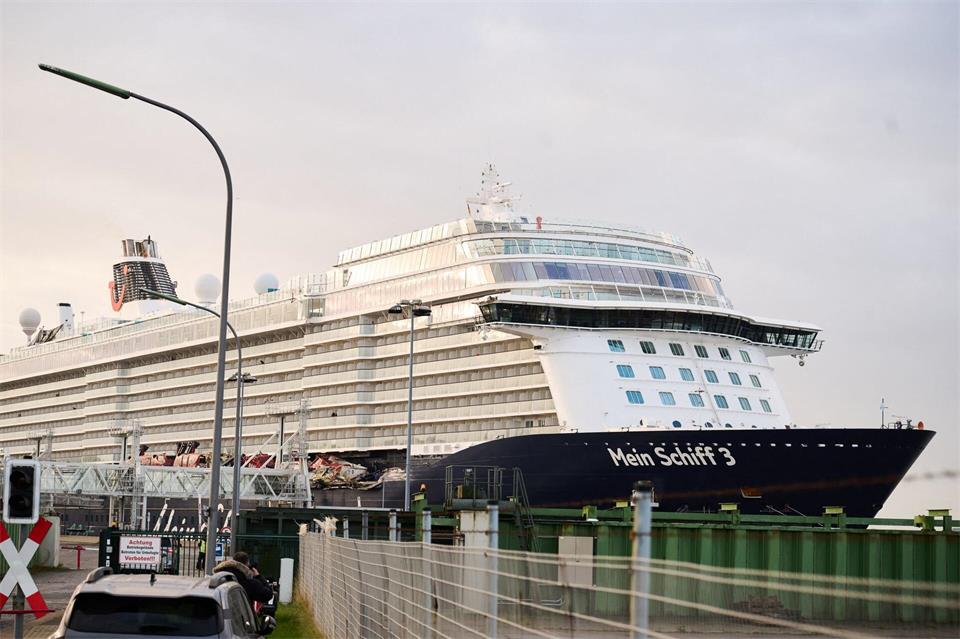 Am Morgen ankert die „Mein Schiff 3“ wieder am Kreuzfahrterminal.Sina Schuldt/dpa