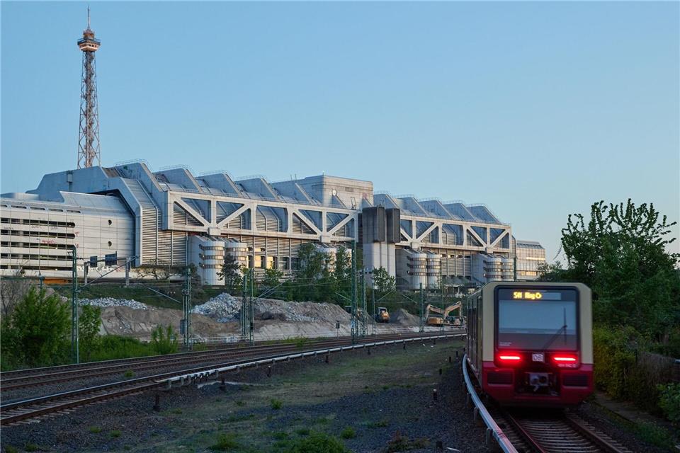 Am Morgen müssen Fahrgäste ein bisschen länger warten als gewohnt. (Archivbild)Joerg Carstensen/dpa