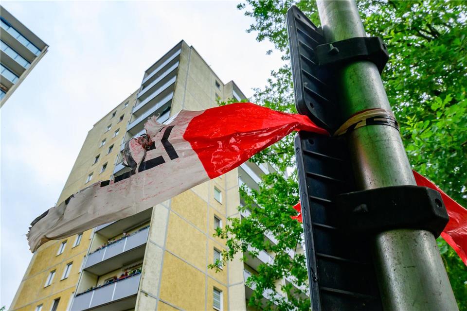 Am Morgen nach dem Sturz hängt noch Absperrband der Polizei an einem Mast.Patrick Pleul/dpa