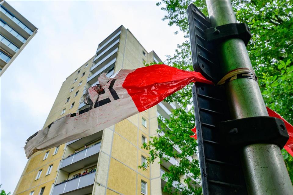 Am Morgen nach dem Sturz hängt noch Absperrband der Polizei an einem Mast.Patrick Pleul/dpa