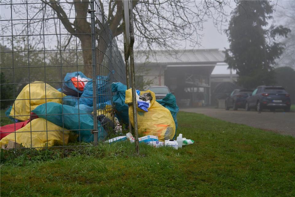 Am Morgen nach dem tödlichen Arbeitsunfall zeugen Müllsäcke von dem Großeinsatz der Rettungskräfte. Sascha Ditscher/dpa
