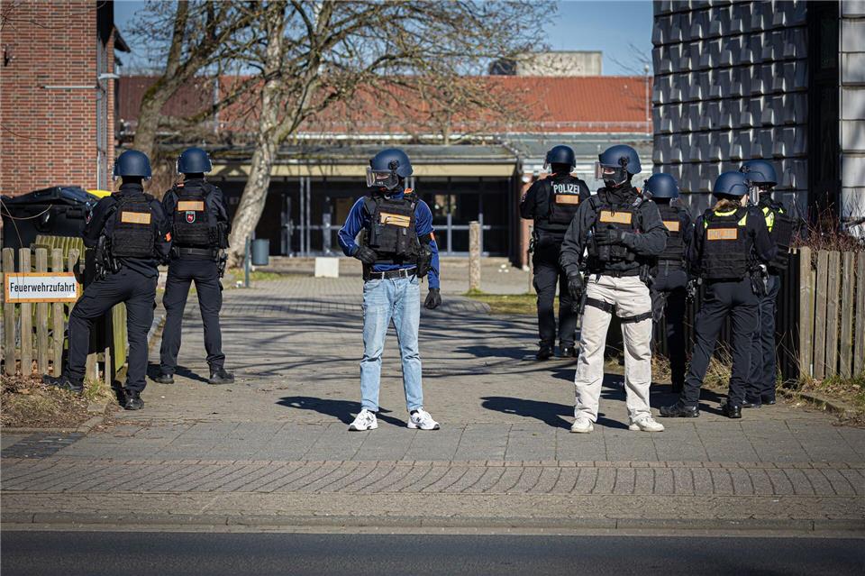 Entwarnung nach Amokalarm an Braunschweiger Gymnasium Am Morgen rückt ein Großaufgebot der Polizei zu einer Braunschweiger Schule aus. Moritz Frankenberg/dpa