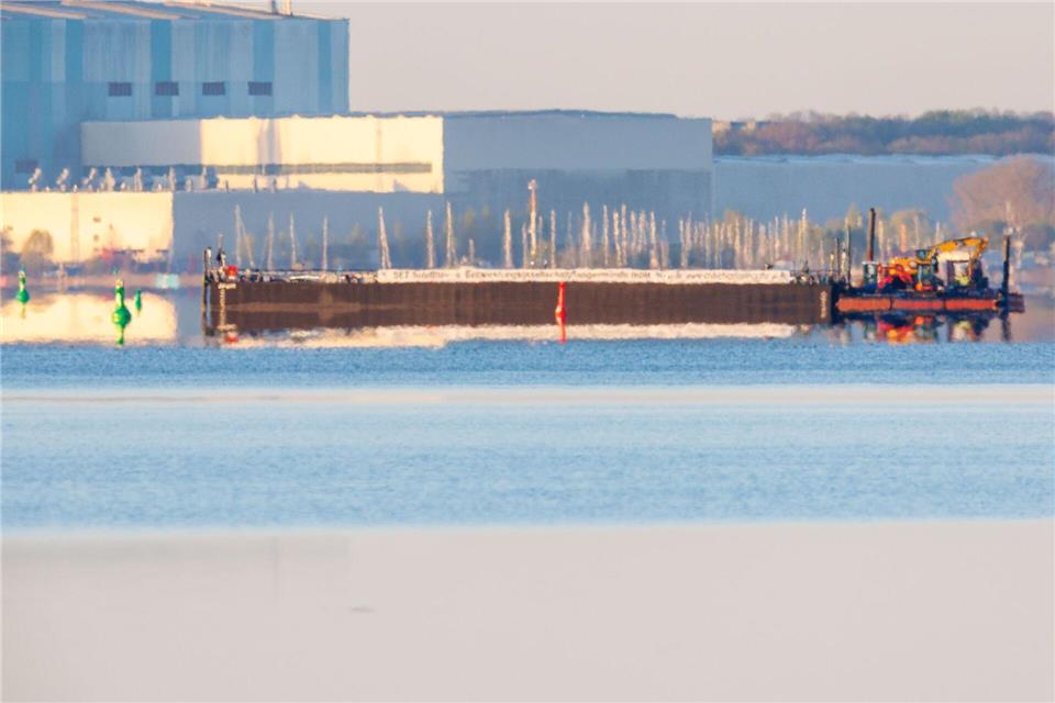 Am Morgen sind erste Menschen im Wasser am Wal aktiv geworden.Jens Büttner/dpa
