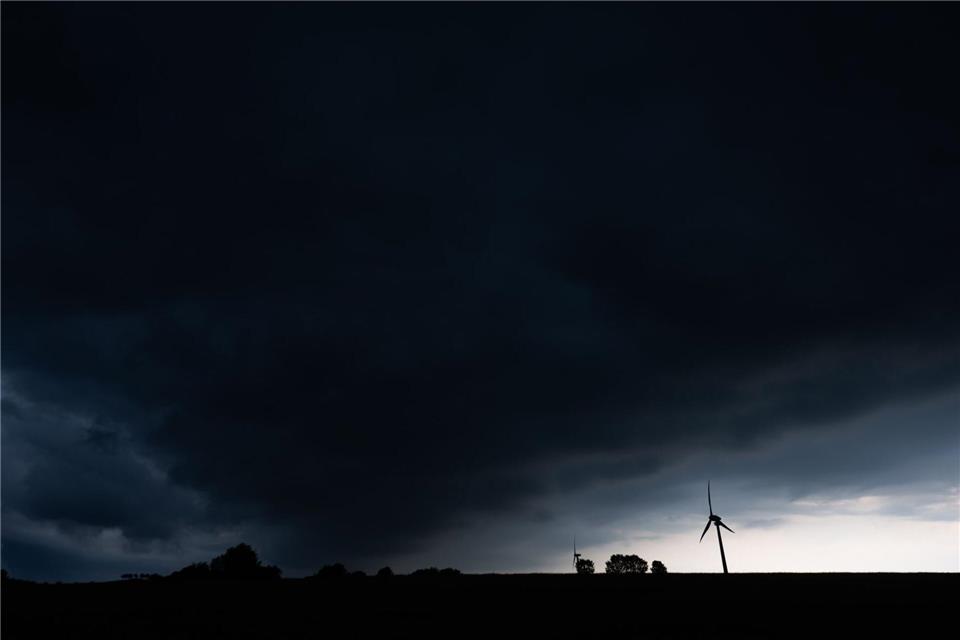Am Morgen sind lokale Unwetter im Norden Niedersachsens möglich. (Archivbild)Julian Stratenschulte/dpa