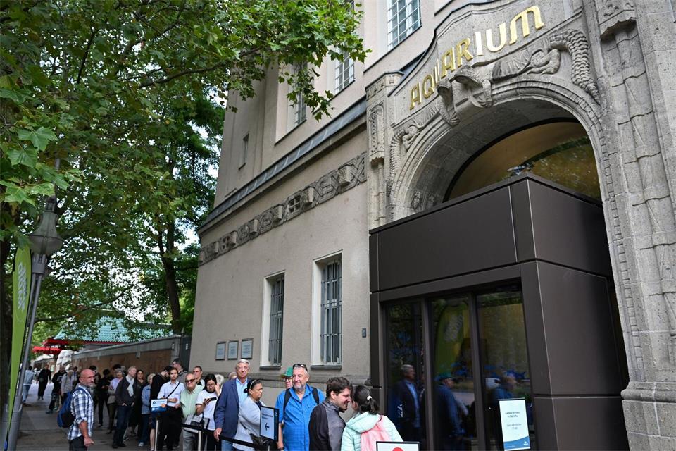 Am Morgen stehen Menschen vor der Wiedereröffnung des Aquariums Berlin davor Schlange.Michael Brandt/dpa