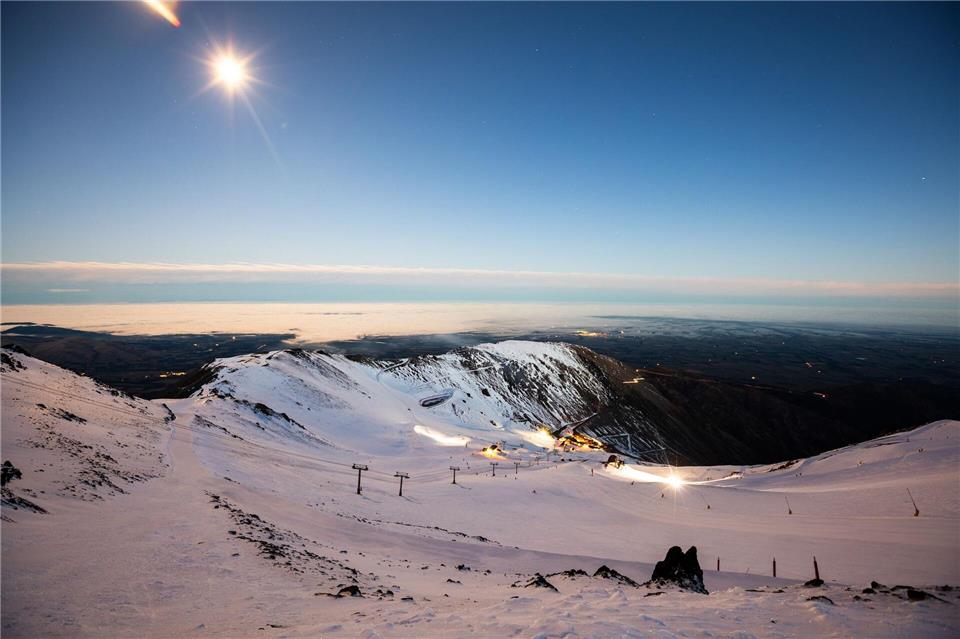 Am Mt. Hutt lässt sich eine tolle Aussicht bis zum Pazifik genießen.Nicole Hawke/NZSki/dpa-tmn