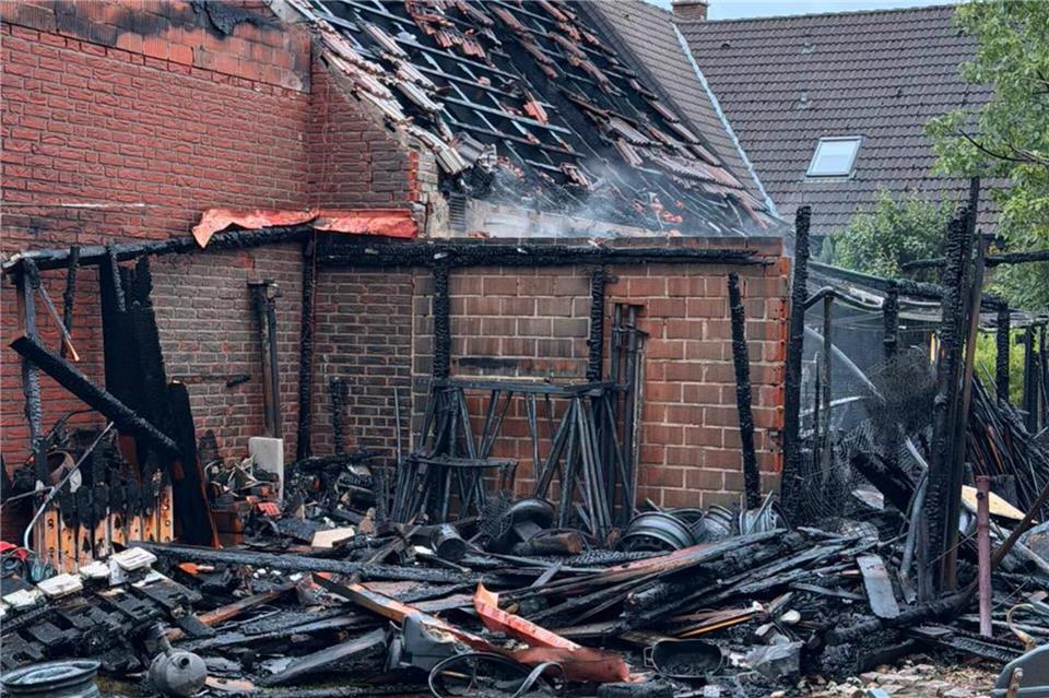 Am Mühlenweg in Burlo brannt am Samstagabend ein Schuppen neben einem Wohnhaus.