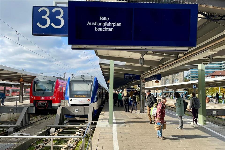 Am Münchner Hauptbahnhof fielen wegen einer defekten Oberleitung zeitweise zahlreiche Züge aus. Carsten Hoefer/dpa