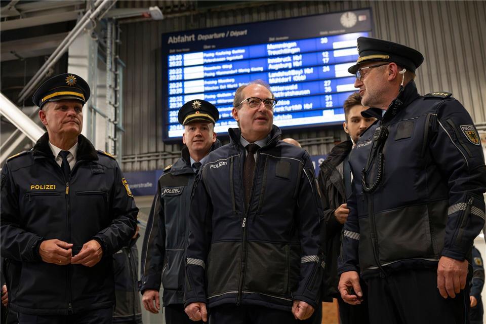 Am Münchner Hauptbahnhof war Bundesinnenminister Alexander Dobrindt (CSU) dabei. (Archivfoto)Peter Kneffel/dpa