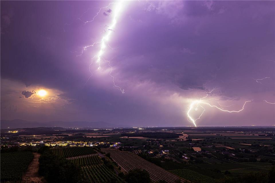 Am Nachmittag drohen Gewitter. (Archivbild)Philipp von Ditfurth/dpa