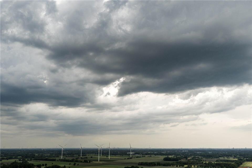 Am Nachmittag sollen neue Unwetter mit Gewitter und Starkregen Niedersachsen und Bremen erreichen. (Archivbild)Sina Schuldt/dpa
