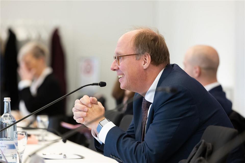 Schröder verteidigt Nord Stream 2 in Untersuchungsausschuss Am Nachmittag trat der Kanzleramtschef von Schröders Nachfolgerin Angela Merkel, Helge Braun, in den Zeugenstand des Untersuchungsausschusses.Ulrich Perrey/dpa