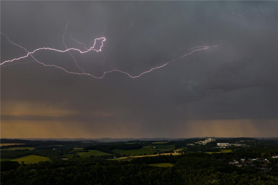Am Nachmittag und am Abend sind wieder Gewitter möglich. (Symbolbild)Christoph Reichwein/dpa