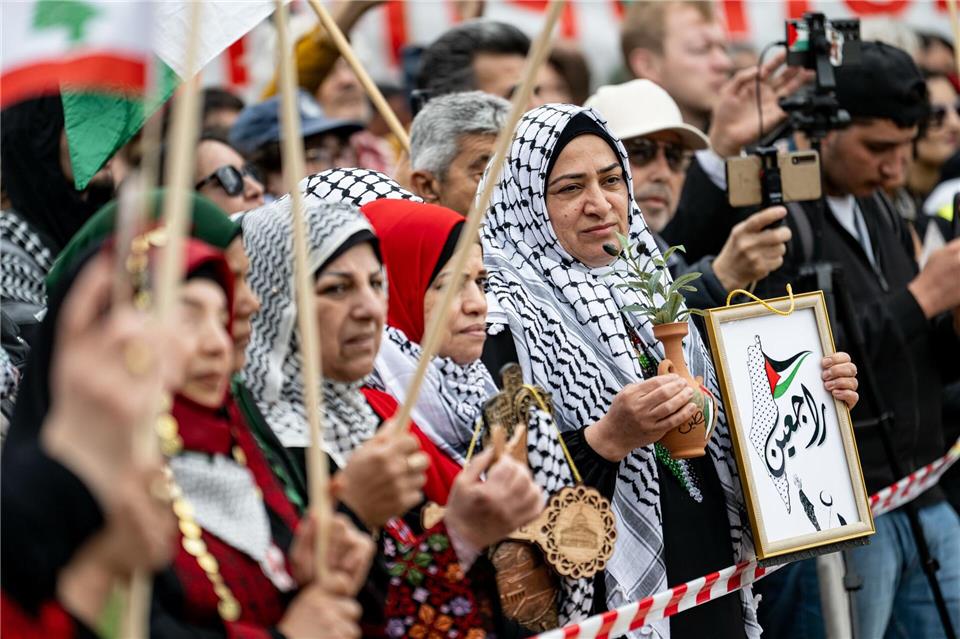 Am Nachmittag war die Demo zum Nakba-Gedenktag verhältnismäßig friedlich.Fabian Sommer/dpa