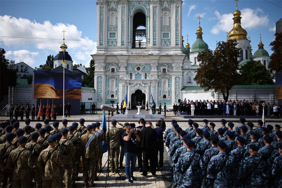 Am Nationalfeiertag gedachte die Ukraine auch der vielen Gefallenen in ihrem Krieg um die Bewahrung ihrer Unabhängigkeit.Henry Nicholls/POOL AFP via AP/dpa