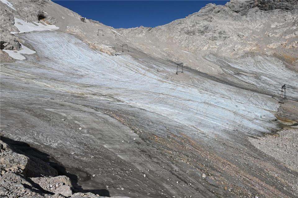 Am Nördlichen Schneeferner lag bis in den Juli Altschnee und ließ den Gletscher größer aussehen. (Archivbild)Angelika Warmuth/dpa