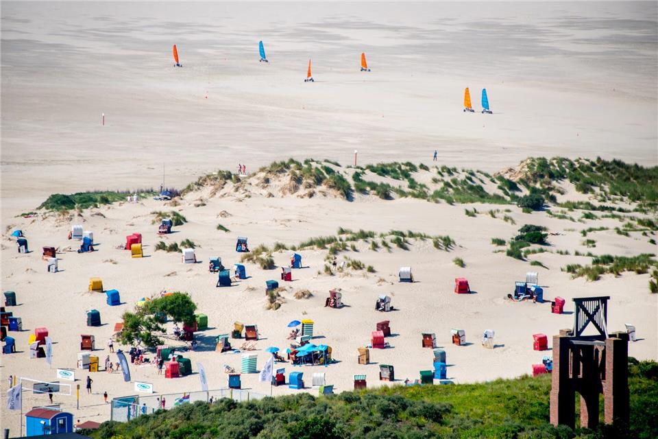 Am Nordbad der Insel Borkum hat die Stadt nun ein eigenes „Strandesamt“ für Strandhochzeiten eingerichtet. (Archivbild)Hauke-Christian Dittrich/dpa
