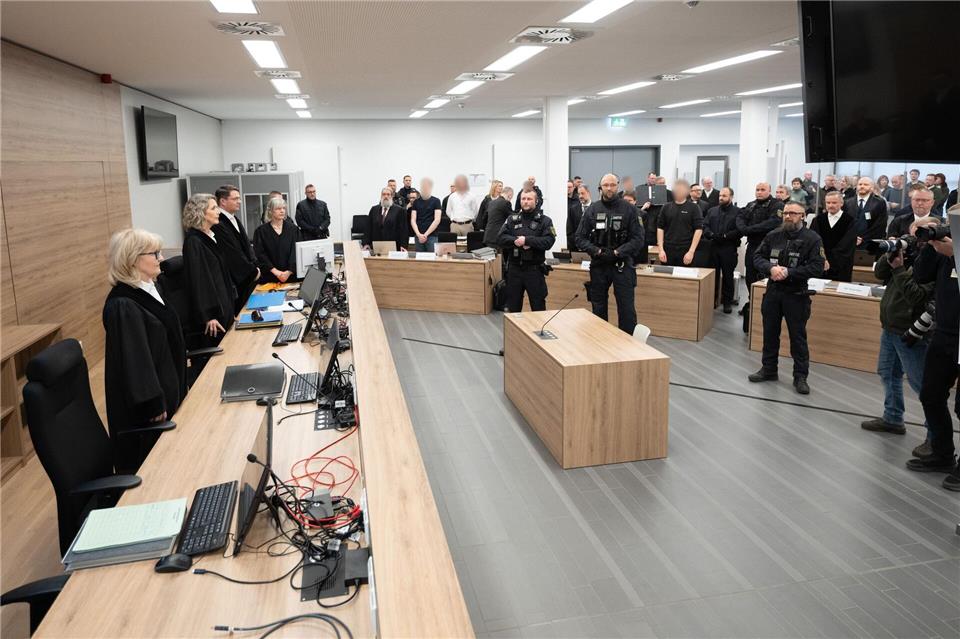 Am Oberlandesgericht Dresden müssen sich acht junge Männer aus der rechten Szene wegen Beteiligung an einer terroristischen Organisation verantworten.Sebastian Kahnert/dpa