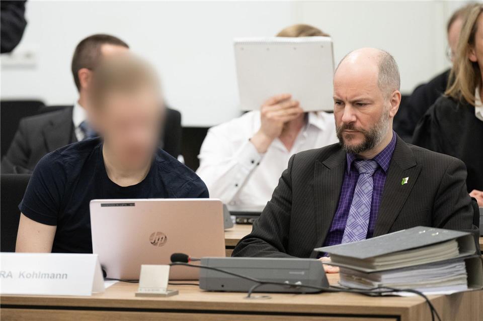 Am Oberlandesgericht Dresden müssen sich acht junge Männer aus der rechten Szene wegen Beteiligung an einer terroristischen Organisation verantworten.Sebastian Kahnert/dpa Pool/dpa